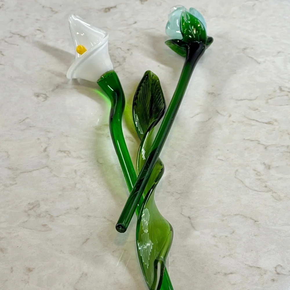 BEAUTIFUL, VINTAGE, HAND-BLOWN LAMPWORKED GLASS FLOWERS.